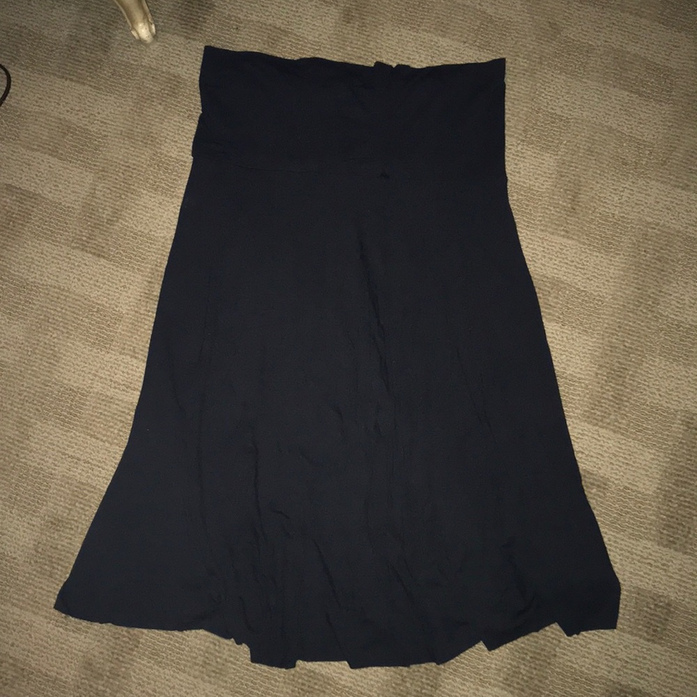 black knee-length skirt